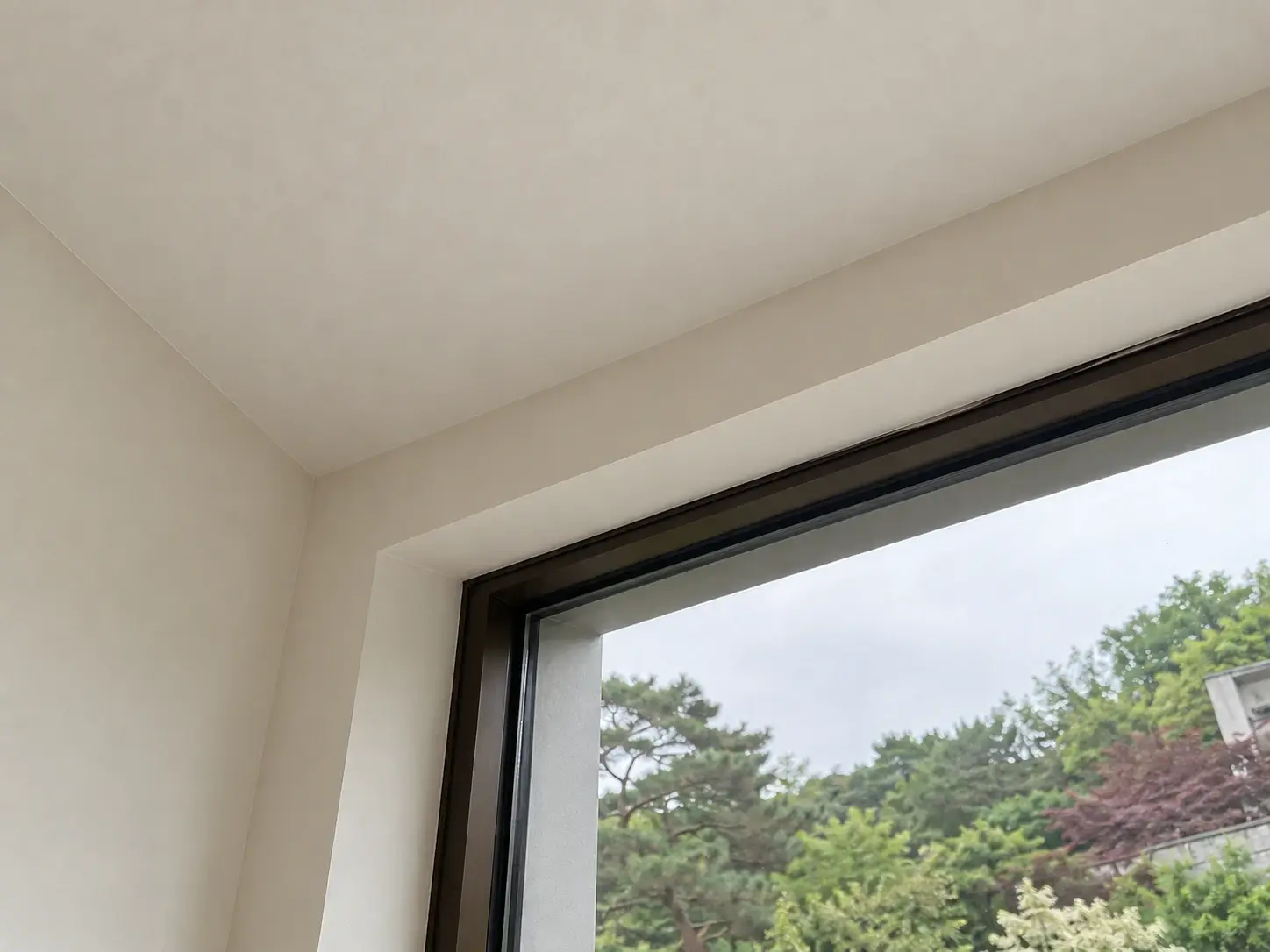 도장을 마친 실내 벽과 천장, 창 주변 마감